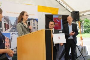 Charlotte Limousin, Directrice Adjointe de DELPHIS, remet le certificat de labellisation